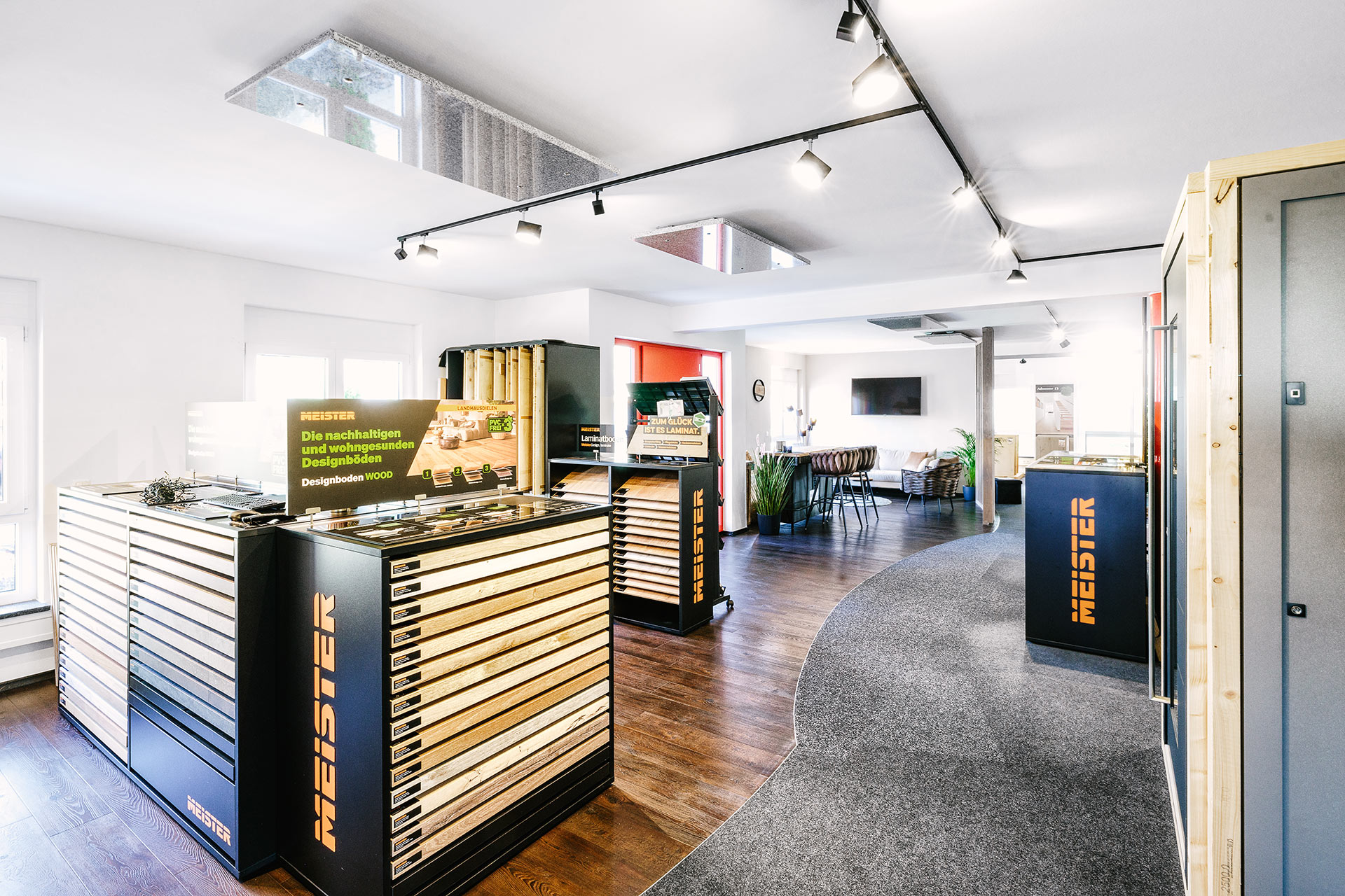 Showroom — Materialausstellung mit B&ouml;den, Fliesen und Mustern